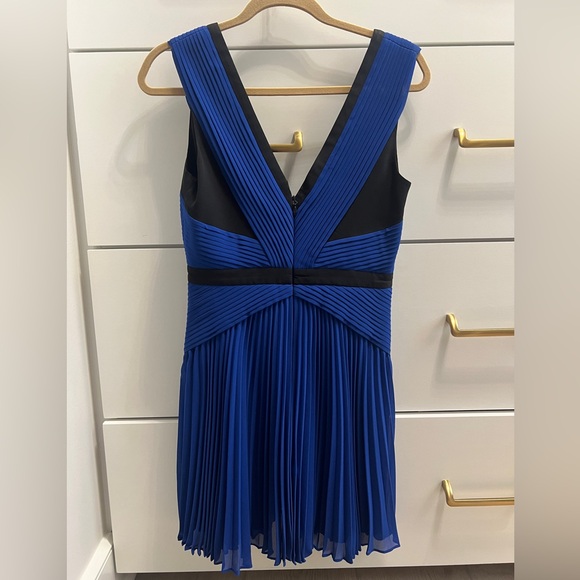 👗 Gorgeous Pleated Cocktail Dress - Picture 2 of 3